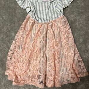 Dot Dot Smile Gray and White Striped Top Size 7